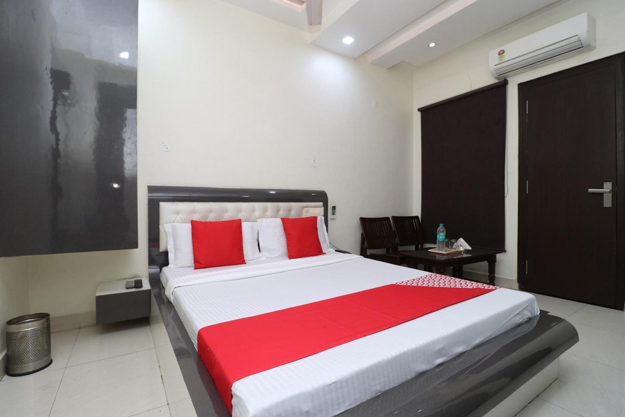 Oyo 29637 Hotel Kakkar Ludhiana Buitenkant foto
