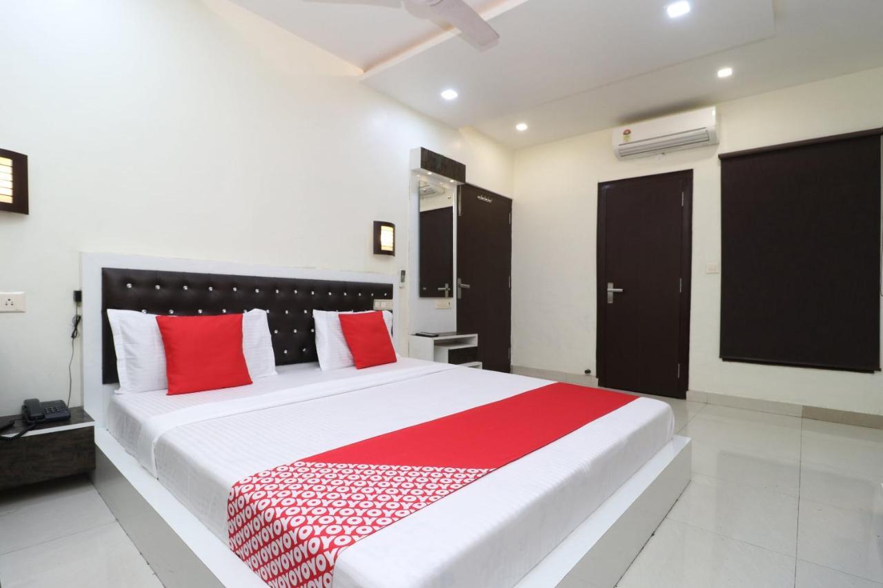 Oyo 29637 Hotel Kakkar Ludhiana Buitenkant foto