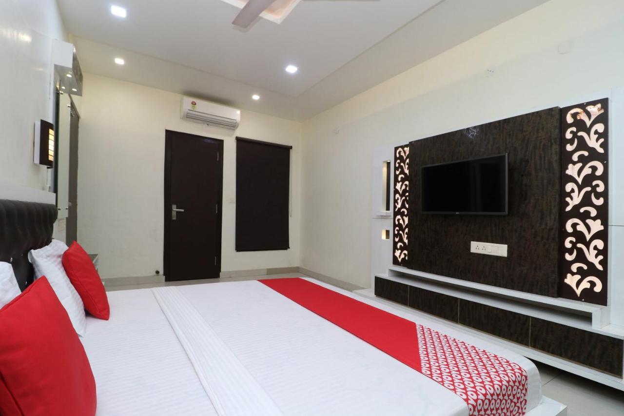 Oyo 29637 Hotel Kakkar Ludhiana Buitenkant foto